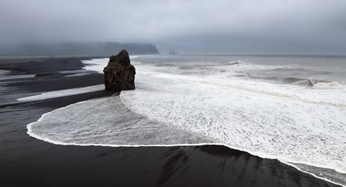 Juodi paplūdimiai Islandijoje