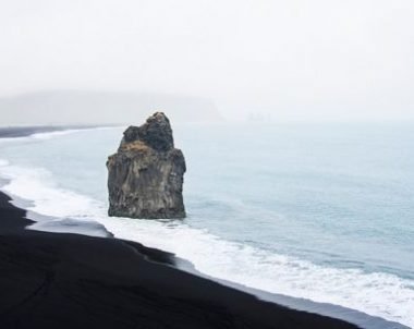 Juodo smėlio paplūdimys Islandija
